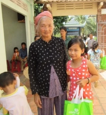 Hỗ trợ bà con nghèo đón Tết